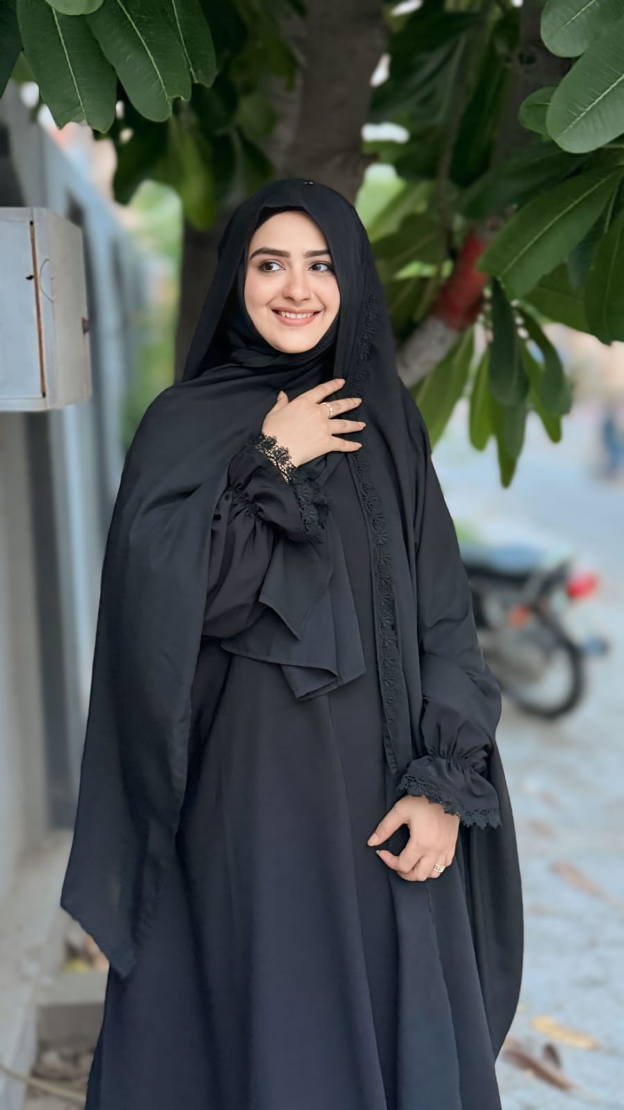 Irani Abaya Set With Lacey Chadar